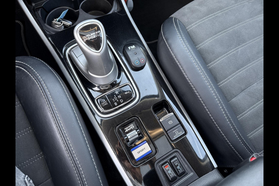 Mitsubishi Outlander 2.4 PHEV Intense+ schuifdak | trekhaak Mitsubishi Outlander 2.4 PHEV Intense+ schuifdak | trekhaak
