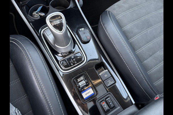 Mitsubishi Outlander 2.4 PHEV Intense+ schuifdak | trekhaak Mitsubishi Outlander 2.4 PHEV Intense+ schuifdak | trekhaak