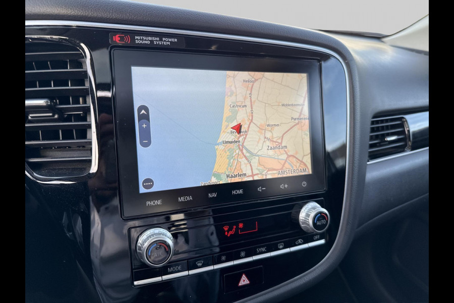 Mitsubishi Outlander 2.4 PHEV Intense+ schuifdak | trekhaak Mitsubishi Outlander 2.4 PHEV Intense+ schuifdak | trekhaak