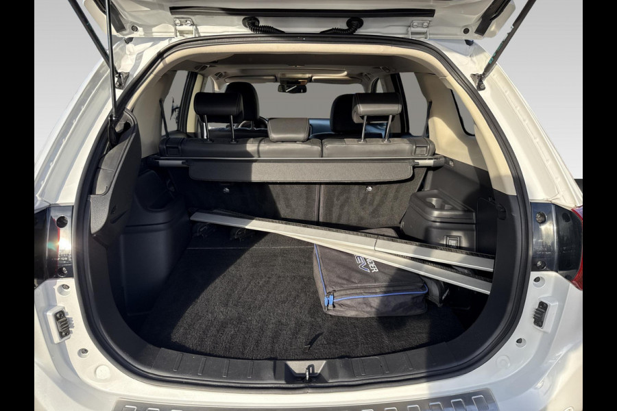 Mitsubishi Outlander 2.4 PHEV Intense+ schuifdak | trekhaak Mitsubishi Outlander 2.4 PHEV Intense+ schuifdak | trekhaak