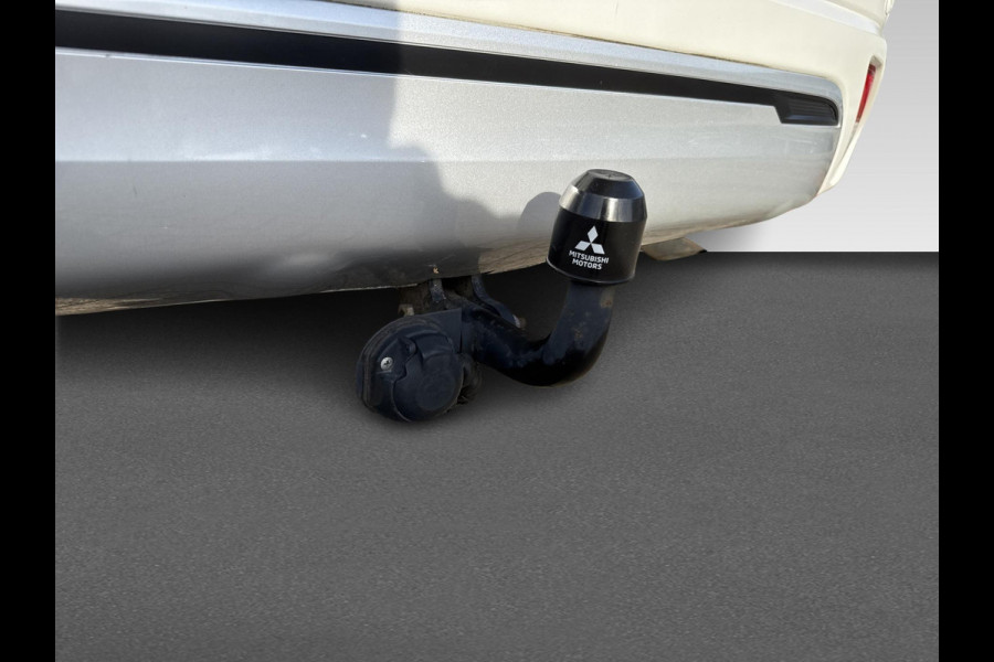 Mitsubishi Outlander 2.4 PHEV Intense+ schuifdak | trekhaak Mitsubishi Outlander 2.4 PHEV Intense+ schuifdak | trekhaak