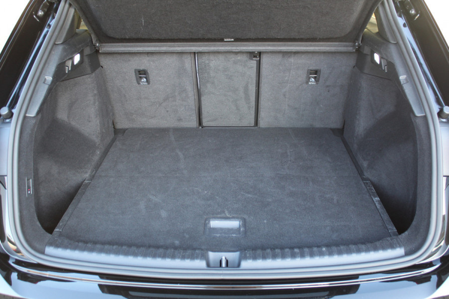 Audi Q4 e-tron 50 quattro S-Edition 77kWh. ELEKTRISCH ! Voorzien van diverse opties ! Autm. airco dual, navigatie, telefoonvoorb., elektr. panodak, LM wielen, DAB radio, camera, parkeersensoren, head-up display, elektr. achterklep, lederen int., stoel- en stuurwiel verw. etc.