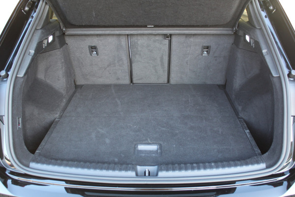 Audi Q4 e-tron 50 quattro S-Edition 77kWh. ELEKTRISCH ! Voorzien van diverse opties ! Autm. airco dual, navigatie, telefoonvoorb., elektr. panodak, LM wielen, DAB radio, camera, parkeersensoren, head-up display, elektr. achterklep, lederen int., stoel- en stuurwiel verw. etc.