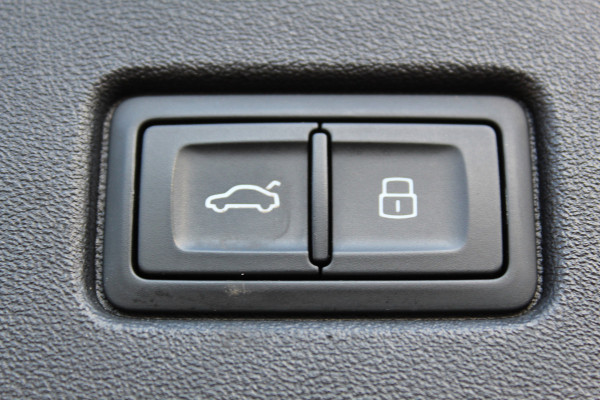 Audi Q4 e-tron 50 quattro S-Edition 77kWh. ELEKTRISCH ! Voorzien van diverse opties ! Autm. airco dual, navigatie, telefoonvoorb., elektr. panodak, LM wielen, DAB radio, camera, parkeersensoren, head-up display, elektr. achterklep, lederen int., stoel- en stuurwiel verw. etc.