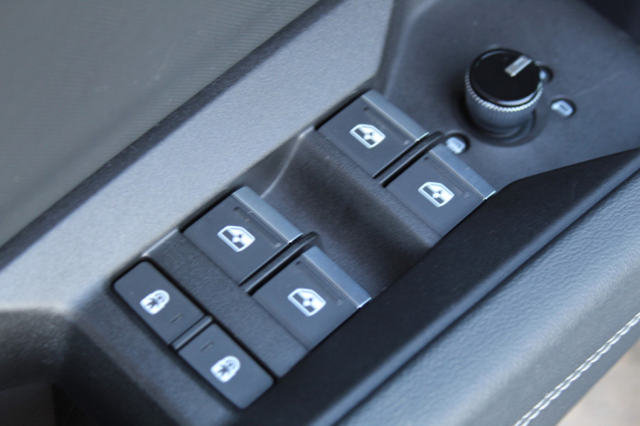 Audi Q4 e-tron 50 quattro S-Edition 77kWh. ELEKTRISCH ! Voorzien van diverse opties ! Autm. airco dual, navigatie, telefoonvoorb., elektr. panodak, LM wielen, DAB radio, camera, parkeersensoren, head-up display, elektr. achterklep, lederen int., stoel- en stuurwiel verw. etc.