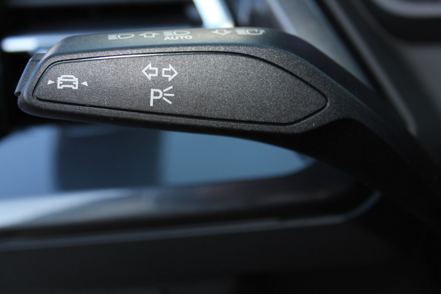 Audi Q4 e-tron 50 quattro S-Edition 77kWh. ELEKTRISCH ! Voorzien van diverse opties ! Autm. airco dual, navigatie, telefoonvoorb., elektr. panodak, LM wielen, DAB radio, camera, parkeersensoren, head-up display, elektr. achterklep, lederen int., stoel- en stuurwiel verw. etc.