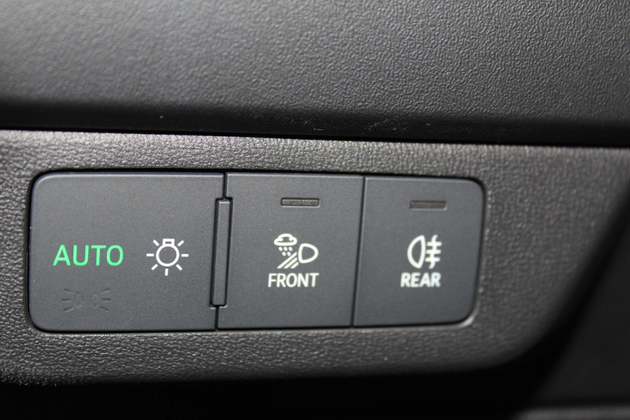 Audi Q4 e-tron 50 quattro S-Edition 77kWh. ELEKTRISCH ! Voorzien van diverse opties ! Autm. airco dual, navigatie, telefoonvoorb., elektr. panodak, LM wielen, DAB radio, camera, parkeersensoren, head-up display, elektr. achterklep, lederen int., stoel- en stuurwiel verw. etc.