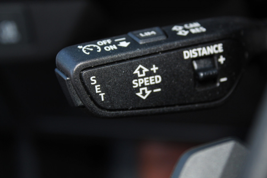 Audi Q4 e-tron 50 quattro S-Edition 77kWh. ELEKTRISCH ! Voorzien van diverse opties ! Autm. airco dual, navigatie, telefoonvoorb., elektr. panodak, LM wielen, DAB radio, camera, parkeersensoren, head-up display, elektr. achterklep, lederen int., stoel- en stuurwiel verw. etc.