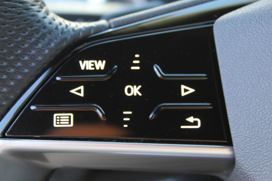 Audi Q4 e-tron 50 quattro S-Edition 77kWh. ELEKTRISCH ! Voorzien van diverse opties ! Autm. airco dual, navigatie, telefoonvoorb., elektr. panodak, LM wielen, DAB radio, camera, parkeersensoren, head-up display, elektr. achterklep, lederen int., stoel- en stuurwiel verw. etc.