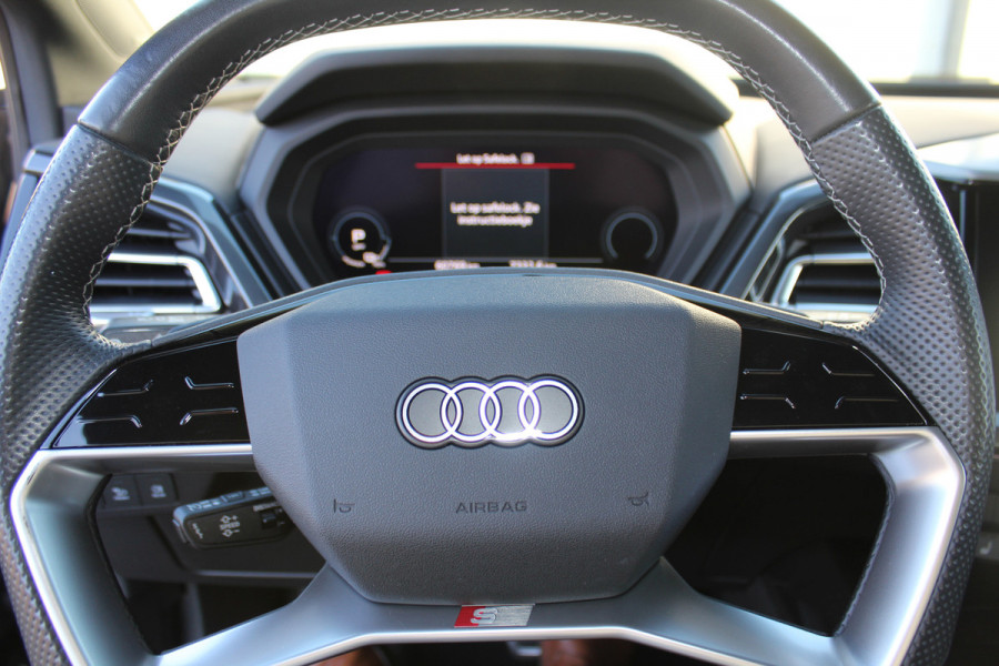 Audi Q4 e-tron 50 quattro S-Edition 77kWh. ELEKTRISCH ! Voorzien van diverse opties ! Autm. airco dual, navigatie, telefoonvoorb., elektr. panodak, LM wielen, DAB radio, camera, parkeersensoren, head-up display, elektr. achterklep, lederen int., stoel- en stuurwiel verw. etc.