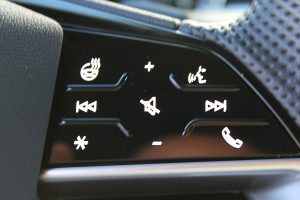 Audi Q4 e-tron 50 quattro S-Edition 77kWh. ELEKTRISCH ! Voorzien van diverse opties ! Autm. airco dual, navigatie, telefoonvoorb., elektr. panodak, LM wielen, DAB radio, camera, parkeersensoren, head-up display, elektr. achterklep, lederen int., stoel- en stuurwiel verw. etc.