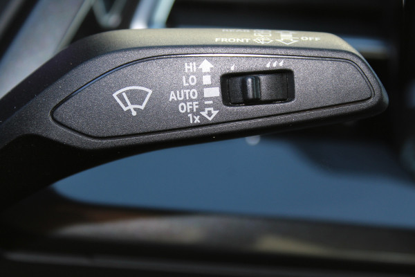 Audi Q4 e-tron 50 quattro S-Edition 77kWh. ELEKTRISCH ! Voorzien van diverse opties ! Autm. airco dual, navigatie, telefoonvoorb., elektr. panodak, LM wielen, DAB radio, camera, parkeersensoren, head-up display, elektr. achterklep, lederen int., stoel- en stuurwiel verw. etc.