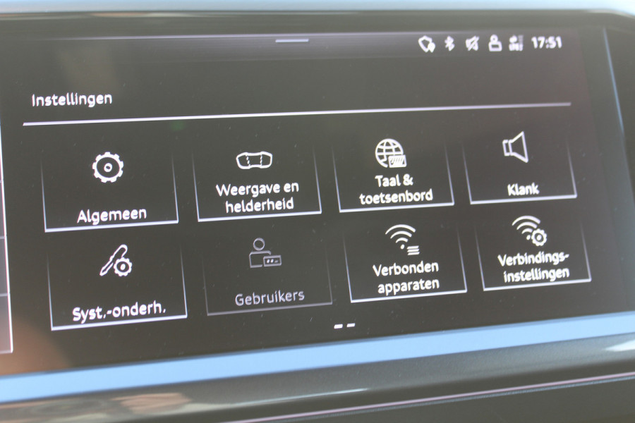 Audi Q4 e-tron 50 quattro S-Edition 77kWh. ELEKTRISCH ! Voorzien van diverse opties ! Autm. airco dual, navigatie, telefoonvoorb., elektr. panodak, LM wielen, DAB radio, camera, parkeersensoren, head-up display, elektr. achterklep, lederen int., stoel- en stuurwiel verw. etc.