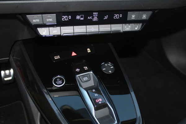 Audi Q4 e-tron 50 quattro S-Edition 77kWh. ELEKTRISCH ! Voorzien van diverse opties ! Autm. airco dual, navigatie, telefoonvoorb., elektr. panodak, LM wielen, DAB radio, camera, parkeersensoren, head-up display, elektr. achterklep, lederen int., stoel- en stuurwiel verw. etc.