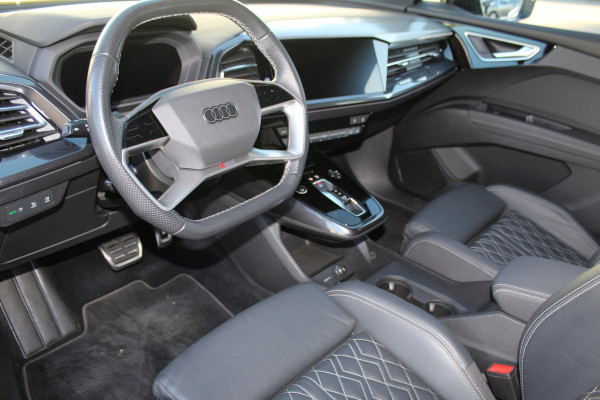 Audi Q4 e-tron 50 quattro S-Edition 77kWh. ELEKTRISCH ! Voorzien van diverse opties ! Autm. airco dual, navigatie, telefoonvoorb., elektr. panodak, LM wielen, DAB radio, camera, parkeersensoren, head-up display, elektr. achterklep, lederen int., stoel- en stuurwiel verw. etc.