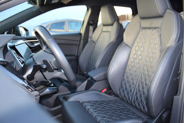 Audi Q4 e-tron 50 quattro S-Edition 77kWh. ELEKTRISCH ! Voorzien van diverse opties ! Autm. airco dual, navigatie, telefoonvoorb., elektr. panodak, LM wielen, DAB radio, camera, parkeersensoren, head-up display, elektr. achterklep, lederen int., stoel- en stuurwiel verw. etc.
