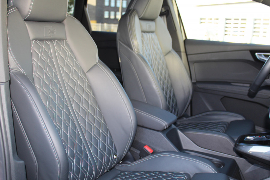 Audi Q4 e-tron 50 quattro S-Edition 77kWh. ELEKTRISCH ! Voorzien van diverse opties ! Autm. airco dual, navigatie, telefoonvoorb., elektr. panodak, LM wielen, DAB radio, camera, parkeersensoren, head-up display, elektr. achterklep, lederen int., stoel- en stuurwiel verw. etc.