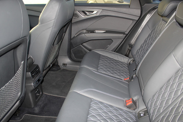Audi Q4 e-tron 50 quattro S-Edition 77kWh. ELEKTRISCH ! Voorzien van diverse opties ! Autm. airco dual, navigatie, telefoonvoorb., elektr. panodak, LM wielen, DAB radio, camera, parkeersensoren, head-up display, elektr. achterklep, lederen int., stoel- en stuurwiel verw. etc.