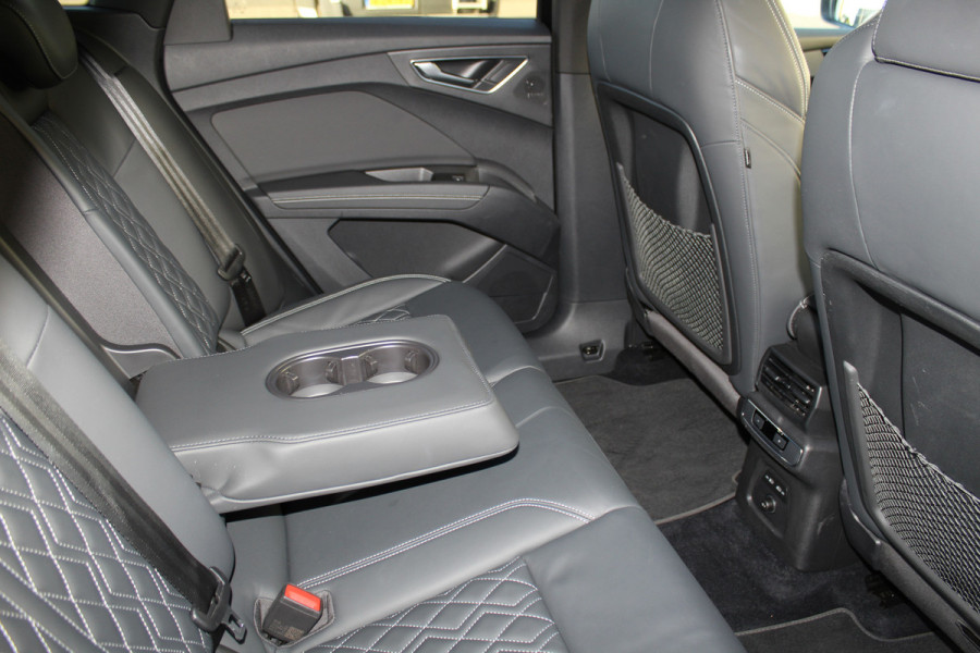 Audi Q4 e-tron 50 quattro S-Edition 77kWh. ELEKTRISCH ! Voorzien van diverse opties ! Autm. airco dual, navigatie, telefoonvoorb., elektr. panodak, LM wielen, DAB radio, camera, parkeersensoren, head-up display, elektr. achterklep, lederen int., stoel- en stuurwiel verw. etc.