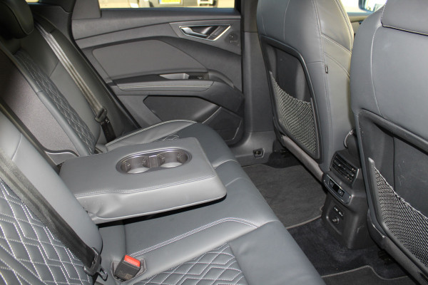 Audi Q4 e-tron 50 quattro S-Edition 77kWh. ELEKTRISCH ! Voorzien van diverse opties ! Autm. airco dual, navigatie, telefoonvoorb., elektr. panodak, LM wielen, DAB radio, camera, parkeersensoren, head-up display, elektr. achterklep, lederen int., stoel- en stuurwiel verw. etc.