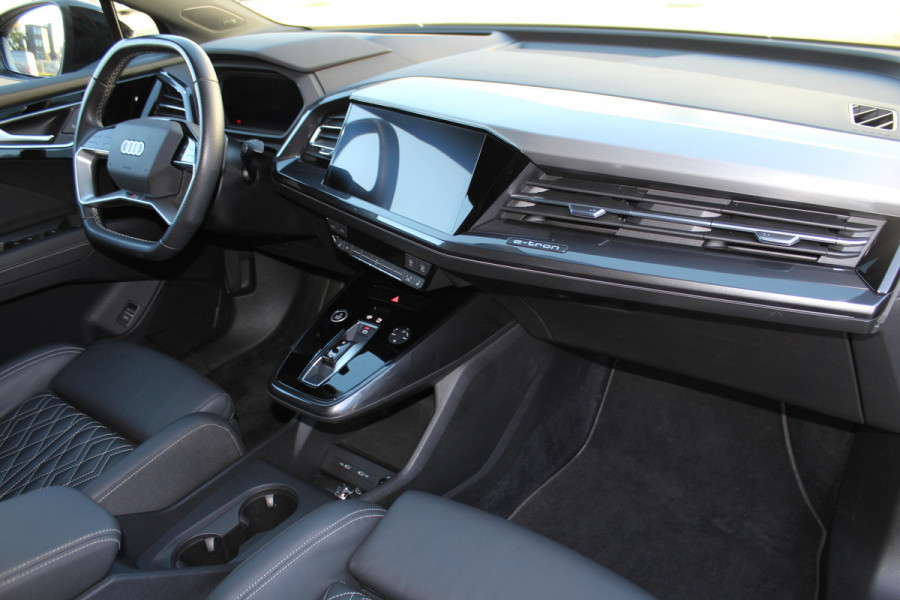 Audi Q4 e-tron 50 quattro S-Edition 77kWh. ELEKTRISCH ! Voorzien van diverse opties ! Autm. airco dual, navigatie, telefoonvoorb., elektr. panodak, LM wielen, DAB radio, camera, parkeersensoren, head-up display, elektr. achterklep, lederen int., stoel- en stuurwiel verw. etc.