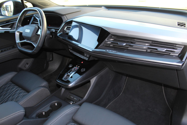 Audi Q4 e-tron 50 quattro S-Edition 77kWh. ELEKTRISCH ! Voorzien van diverse opties ! Autm. airco dual, navigatie, telefoonvoorb., elektr. panodak, LM wielen, DAB radio, camera, parkeersensoren, head-up display, elektr. achterklep, lederen int., stoel- en stuurwiel verw. etc.