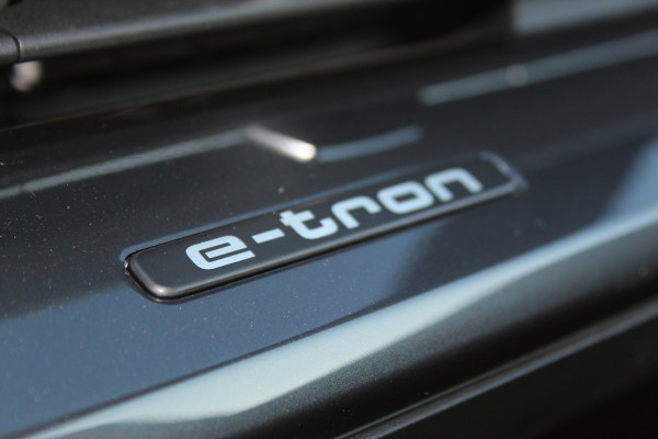 Audi Q4 e-tron 50 quattro S-Edition 77kWh. ELEKTRISCH ! Voorzien van diverse opties ! Autm. airco dual, navigatie, telefoonvoorb., elektr. panodak, LM wielen, DAB radio, camera, parkeersensoren, head-up display, elektr. achterklep, lederen int., stoel- en stuurwiel verw. etc.