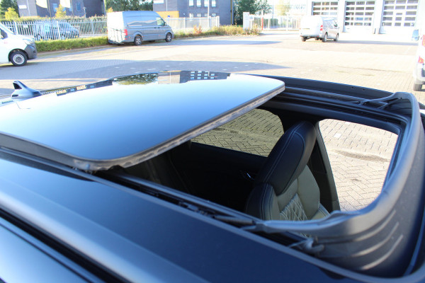 Audi Q4 e-tron 50 quattro S-Edition 77kWh. ELEKTRISCH ! Voorzien van diverse opties ! Autm. airco dual, navigatie, telefoonvoorb., elektr. panodak, LM wielen, DAB radio, camera, parkeersensoren, head-up display, elektr. achterklep, lederen int., stoel- en stuurwiel verw. etc.