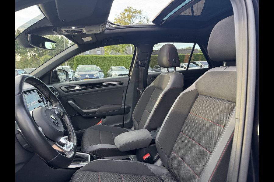 Volkswagen T-Roc 1.5 TSI Sport / Panoramadak / Camera / Virtual Cockpit / Keyless / 19'' / Apple CarPlay / DAB / ACC / Getint glas / Stoelverwarming