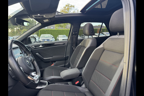 Volkswagen T-Roc 1.5 TSI Sport / Panoramadak / Camera / Virtual Cockpit / Keyless / 19'' / Apple CarPlay / DAB / ACC / Getint glas / Stoelverwarming