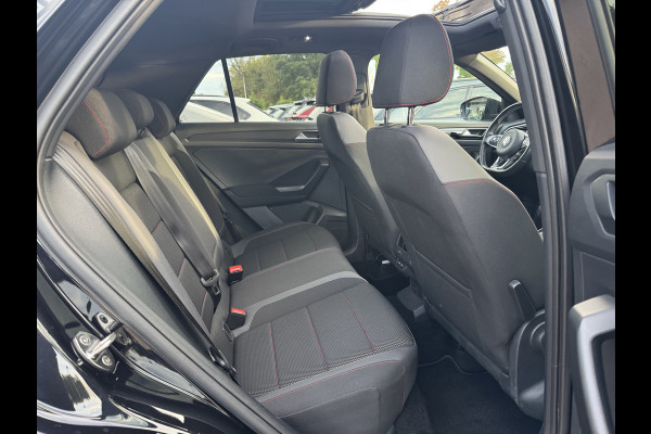 Volkswagen T-Roc 1.5 TSI Sport / Panoramadak / Camera / Virtual Cockpit / Keyless / 19'' / Apple CarPlay / DAB / ACC / Getint glas / Stoelverwarming