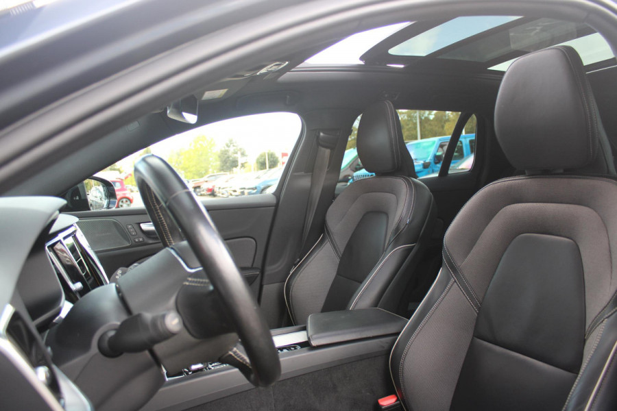 Volvo V60 2.0 B3 R-DESIGN 177PK MILD HYBRID GEARTRONIC 8 | PANORAMISCH SCHUIF/KANTELDAK | PREMIUM AUDIO BY HARMAN KARDON | 19" 5-TRIPPLE SPAAKS BLACK/DIAMAND CUT LICHTMETALEN VELGEN | BLINDSPOT INFOMATION SYSTEM (BLIS) | VERWARMDE VOORRUIT |VERWARMDE AQUABLADE RUITENWISSERBLADEN | PILOT ASSIST | APPLE CARPLAY / ANDROID AUTO | DODEHOEKDETECTIE |  ADAPTIEVE CRUISECONTROL | R-DESIGN BEKLEDING MET NAPPA LEDER I.C.M. OPEN GRID TEXTIEL | ELEKTRISCH VERSTELBARE CONTOUR STOELEN (SPORTSTOELEN) MET GEHEUGEN OP BEIDE VOORSTOELEN |VERWARMDE VOORSTOELEN EN ACHTERBANK | VERWARMD STUURWIEL | P