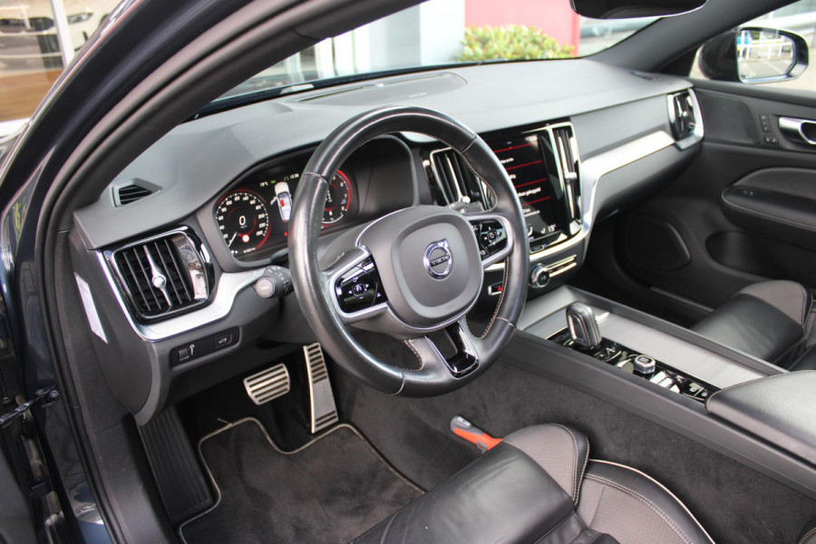 Volvo V60 2.0 B3 R-DESIGN 177PK MILD HYBRID GEARTRONIC 8 | PANORAMISCH SCHUIF/KANTELDAK | PREMIUM AUDIO BY HARMAN KARDON | 19" 5-TRIPPLE SPAAKS BLACK/DIAMAND CUT LICHTMETALEN VELGEN | BLINDSPOT INFOMATION SYSTEM (BLIS) | VERWARMDE VOORRUIT |VERWARMDE AQUABLADE RUITENWISSERBLADEN | PILOT ASSIST | APPLE CARPLAY / ANDROID AUTO | DODEHOEKDETECTIE |  ADAPTIEVE CRUISECONTROL | R-DESIGN BEKLEDING MET NAPPA LEDER I.C.M. OPEN GRID TEXTIEL | ELEKTRISCH VERSTELBARE CONTOUR STOELEN (SPORTSTOELEN) MET GEHEUGEN OP BEIDE VOORSTOELEN |VERWARMDE VOORSTOELEN EN ACHTERBANK | VERWARMD STUURWIEL | P