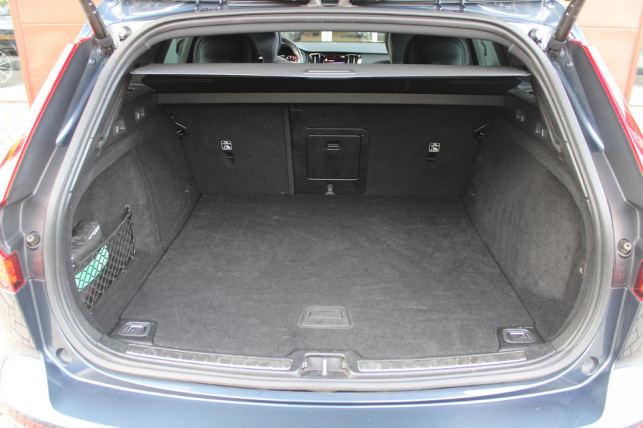 Volvo V60 2.0 B3 R-DESIGN 177PK MILD HYBRID GEARTRONIC 8 | PANORAMISCH SCHUIF/KANTELDAK | PREMIUM AUDIO BY HARMAN KARDON | 19" 5-TRIPPLE SPAAKS BLACK/DIAMAND CUT LICHTMETALEN VELGEN | BLINDSPOT INFOMATION SYSTEM (BLIS) | VERWARMDE VOORRUIT |VERWARMDE AQUABLADE RUITENWISSERBLADEN | PILOT ASSIST | APPLE CARPLAY / ANDROID AUTO | DODEHOEKDETECTIE |  ADAPTIEVE CRUISECONTROL | R-DESIGN BEKLEDING MET NAPPA LEDER I.C.M. OPEN GRID TEXTIEL | ELEKTRISCH VERSTELBARE CONTOUR STOELEN (SPORTSTOELEN) MET GEHEUGEN OP BEIDE VOORSTOELEN |VERWARMDE VOORSTOELEN EN ACHTERBANK | VERWARMD STUURWIEL | P