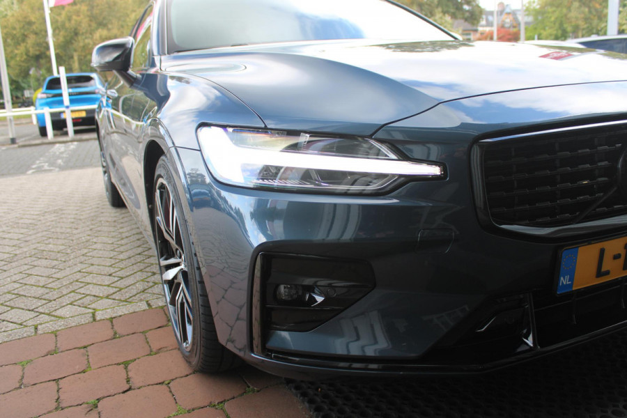 Volvo V60 2.0 B3 R-DESIGN 177PK MILD HYBRID GEARTRONIC 8 | PANORAMISCH SCHUIF/KANTELDAK | PREMIUM AUDIO BY HARMAN KARDON | 19" 5-TRIPPLE SPAAKS BLACK/DIAMAND CUT LICHTMETALEN VELGEN | BLINDSPOT INFOMATION SYSTEM (BLIS) | VERWARMDE VOORRUIT |VERWARMDE AQUABLADE RUITENWISSERBLADEN | PILOT ASSIST | APPLE CARPLAY / ANDROID AUTO | DODEHOEKDETECTIE |  ADAPTIEVE CRUISECONTROL | R-DESIGN BEKLEDING MET NAPPA LEDER I.C.M. OPEN GRID TEXTIEL | ELEKTRISCH VERSTELBARE CONTOUR STOELEN (SPORTSTOELEN) MET GEHEUGEN OP BEIDE VOORSTOELEN |VERWARMDE VOORSTOELEN EN ACHTERBANK | VERWARMD STUURWIEL | P