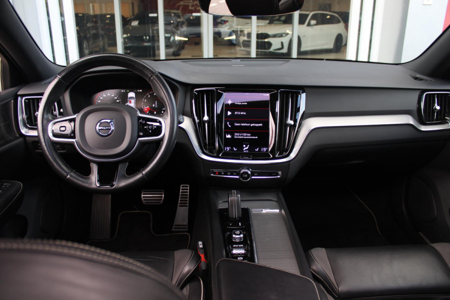 Volvo V60 2.0 B3 R-DESIGN 177PK MILD HYBRID GEARTRONIC 8 | PANORAMISCH SCHUIF/KANTELDAK | PREMIUM AUDIO BY HARMAN KARDON | 19" 5-TRIPPLE SPAAKS BLACK/DIAMAND CUT LICHTMETALEN VELGEN | BLINDSPOT INFOMATION SYSTEM (BLIS) | VERWARMDE VOORRUIT |VERWARMDE AQUABLADE RUITENWISSERBLADEN | PILOT ASSIST | APPLE CARPLAY / ANDROID AUTO | DODEHOEKDETECTIE |  ADAPTIEVE CRUISECONTROL | R-DESIGN BEKLEDING MET NAPPA LEDER I.C.M. OPEN GRID TEXTIEL | ELEKTRISCH VERSTELBARE CONTOUR STOELEN (SPORTSTOELEN) MET GEHEUGEN OP BEIDE VOORSTOELEN |VERWARMDE VOORSTOELEN EN ACHTERBANK | VERWARMD STUURWIEL | P