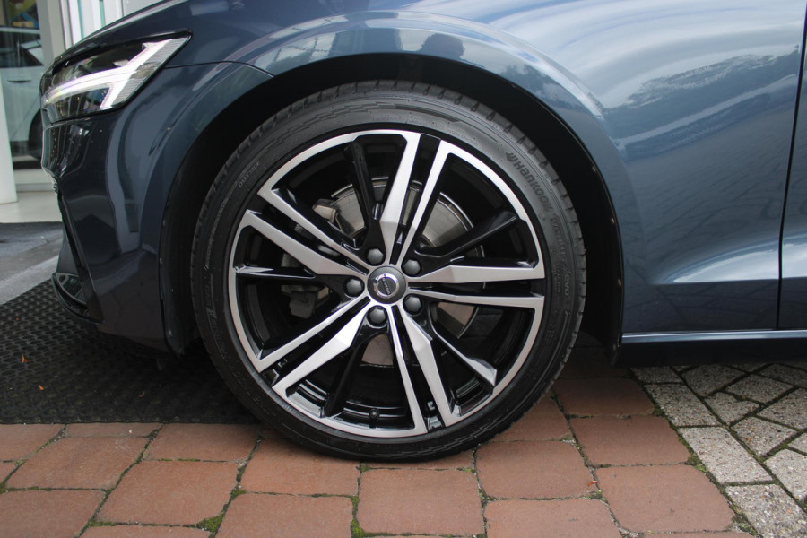 Volvo V60 2.0 B3 R-DESIGN 177PK MILD HYBRID GEARTRONIC 8 | PANORAMISCH SCHUIF/KANTELDAK | PREMIUM AUDIO BY HARMAN KARDON | 19" 5-TRIPPLE SPAAKS BLACK/DIAMAND CUT LICHTMETALEN VELGEN | BLINDSPOT INFOMATION SYSTEM (BLIS) | VERWARMDE VOORRUIT |VERWARMDE AQUABLADE RUITENWISSERBLADEN | PILOT ASSIST | APPLE CARPLAY / ANDROID AUTO | DODEHOEKDETECTIE |  ADAPTIEVE CRUISECONTROL | R-DESIGN BEKLEDING MET NAPPA LEDER I.C.M. OPEN GRID TEXTIEL | ELEKTRISCH VERSTELBARE CONTOUR STOELEN (SPORTSTOELEN) MET GEHEUGEN OP BEIDE VOORSTOELEN |VERWARMDE VOORSTOELEN EN ACHTERBANK | VERWARMD STUURWIEL | P