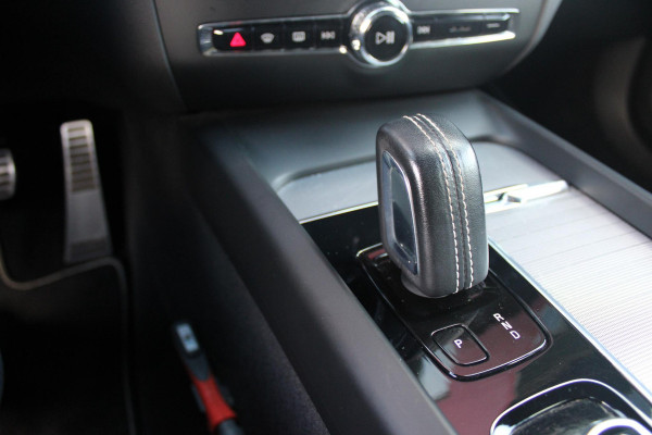 Volvo V60 2.0 B3 R-DESIGN 177PK MILD HYBRID GEARTRONIC 8 | PANORAMISCH SCHUIF/KANTELDAK | PREMIUM AUDIO BY HARMAN KARDON | 19" 5-TRIPPLE SPAAKS BLACK/DIAMAND CUT LICHTMETALEN VELGEN | BLINDSPOT INFOMATION SYSTEM (BLIS) | VERWARMDE VOORRUIT |VERWARMDE AQUABLADE RUITENWISSERBLADEN | PILOT ASSIST | APPLE CARPLAY / ANDROID AUTO | DODEHOEKDETECTIE |  ADAPTIEVE CRUISECONTROL | R-DESIGN BEKLEDING MET NAPPA LEDER I.C.M. OPEN GRID TEXTIEL | ELEKTRISCH VERSTELBARE CONTOUR STOELEN (SPORTSTOELEN) MET GEHEUGEN OP BEIDE VOORSTOELEN |VERWARMDE VOORSTOELEN EN ACHTERBANK | VERWARMD STUURWIEL | P