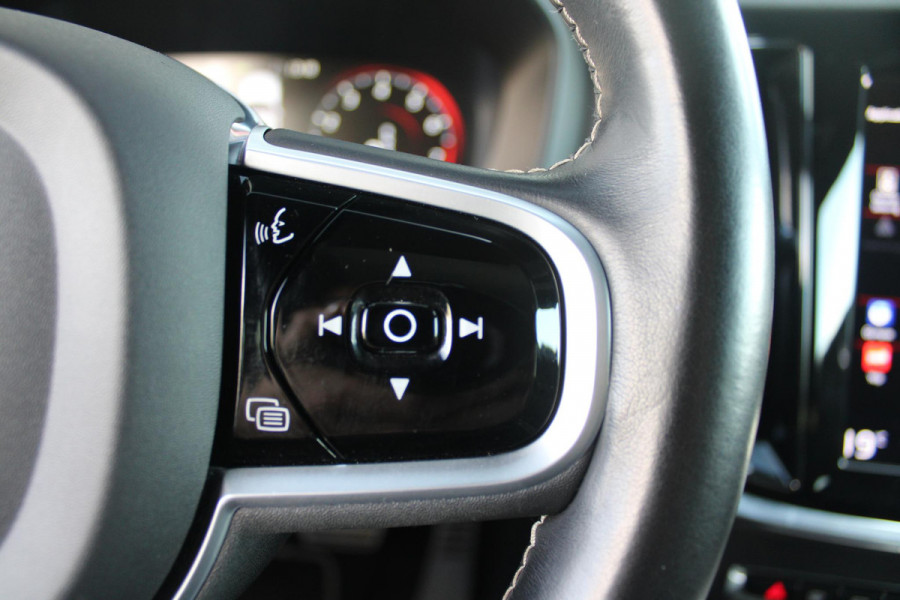 Volvo V60 2.0 B3 R-DESIGN 177PK MILD HYBRID GEARTRONIC 8 | PANORAMISCH SCHUIF/KANTELDAK | PREMIUM AUDIO BY HARMAN KARDON | 19" 5-TRIPPLE SPAAKS BLACK/DIAMAND CUT LICHTMETALEN VELGEN | BLINDSPOT INFOMATION SYSTEM (BLIS) | VERWARMDE VOORRUIT |VERWARMDE AQUABLADE RUITENWISSERBLADEN | PILOT ASSIST | APPLE CARPLAY / ANDROID AUTO | DODEHOEKDETECTIE |  ADAPTIEVE CRUISECONTROL | R-DESIGN BEKLEDING MET NAPPA LEDER I.C.M. OPEN GRID TEXTIEL | ELEKTRISCH VERSTELBARE CONTOUR STOELEN (SPORTSTOELEN) MET GEHEUGEN OP BEIDE VOORSTOELEN |VERWARMDE VOORSTOELEN EN ACHTERBANK | VERWARMD STUURWIEL | P