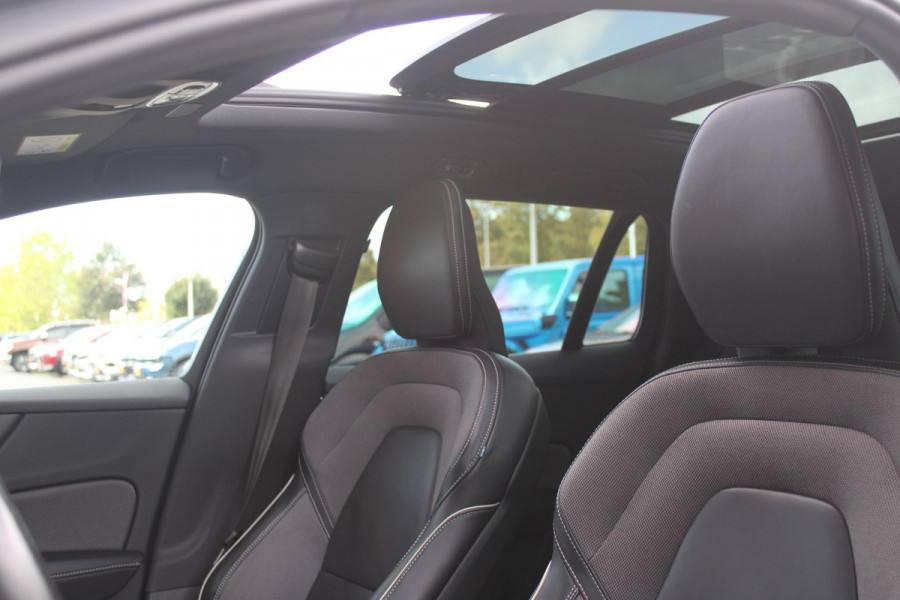 Volvo V60 2.0 B3 R-DESIGN 177PK MILD HYBRID GEARTRONIC 8 | PANORAMISCH SCHUIF/KANTELDAK | PREMIUM AUDIO BY HARMAN KARDON | 19" 5-TRIPPLE SPAAKS BLACK/DIAMAND CUT LICHTMETALEN VELGEN | BLINDSPOT INFOMATION SYSTEM (BLIS) | VERWARMDE VOORRUIT |VERWARMDE AQUABLADE RUITENWISSERBLADEN | PILOT ASSIST | APPLE CARPLAY / ANDROID AUTO | DODEHOEKDETECTIE |  ADAPTIEVE CRUISECONTROL | R-DESIGN BEKLEDING MET NAPPA LEDER I.C.M. OPEN GRID TEXTIEL | ELEKTRISCH VERSTELBARE CONTOUR STOELEN (SPORTSTOELEN) MET GEHEUGEN OP BEIDE VOORSTOELEN |VERWARMDE VOORSTOELEN EN ACHTERBANK | VERWARMD STUURWIEL | P