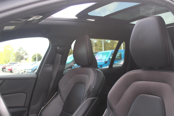 Volvo V60 2.0 B3 R-DESIGN 177PK MILD HYBRID GEARTRONIC 8 | PANORAMISCH SCHUIF/KANTELDAK | PREMIUM AUDIO BY HARMAN KARDON | 19" 5-TRIPPLE SPAAKS BLACK/DIAMAND CUT LICHTMETALEN VELGEN | BLINDSPOT INFOMATION SYSTEM (BLIS) | VERWARMDE VOORRUIT |VERWARMDE AQUABLADE RUITENWISSERBLADEN | PILOT ASSIST | APPLE CARPLAY / ANDROID AUTO | DODEHOEKDETECTIE |  ADAPTIEVE CRUISECONTROL | R-DESIGN BEKLEDING MET NAPPA LEDER I.C.M. OPEN GRID TEXTIEL | ELEKTRISCH VERSTELBARE CONTOUR STOELEN (SPORTSTOELEN) MET GEHEUGEN OP BEIDE VOORSTOELEN |VERWARMDE VOORSTOELEN EN ACHTERBANK | VERWARMD STUURWIEL | P