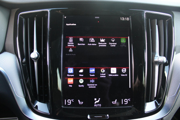 Volvo V60 2.0 B3 R-DESIGN 177PK MILD HYBRID GEARTRONIC 8 | PANORAMISCH SCHUIF/KANTELDAK | PREMIUM AUDIO BY HARMAN KARDON | 19" 5-TRIPPLE SPAAKS BLACK/DIAMAND CUT LICHTMETALEN VELGEN | BLINDSPOT INFOMATION SYSTEM (BLIS) | VERWARMDE VOORRUIT |VERWARMDE AQUABLADE RUITENWISSERBLADEN | PILOT ASSIST | APPLE CARPLAY / ANDROID AUTO | DODEHOEKDETECTIE |  ADAPTIEVE CRUISECONTROL | R-DESIGN BEKLEDING MET NAPPA LEDER I.C.M. OPEN GRID TEXTIEL | ELEKTRISCH VERSTELBARE CONTOUR STOELEN (SPORTSTOELEN) MET GEHEUGEN OP BEIDE VOORSTOELEN |VERWARMDE VOORSTOELEN EN ACHTERBANK | VERWARMD STUURWIEL | P