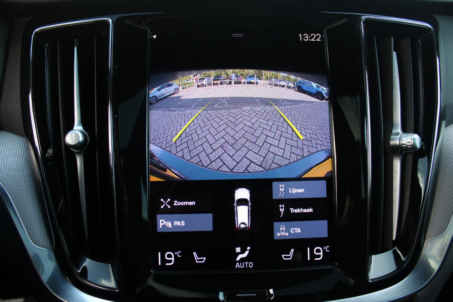 Volvo V60 2.0 B3 R-DESIGN 177PK MILD HYBRID GEARTRONIC 8 | PANORAMISCH SCHUIF/KANTELDAK | PREMIUM AUDIO BY HARMAN KARDON | 19" 5-TRIPPLE SPAAKS BLACK/DIAMAND CUT LICHTMETALEN VELGEN | BLINDSPOT INFOMATION SYSTEM (BLIS) | VERWARMDE VOORRUIT |VERWARMDE AQUABLADE RUITENWISSERBLADEN | PILOT ASSIST | APPLE CARPLAY / ANDROID AUTO | DODEHOEKDETECTIE |  ADAPTIEVE CRUISECONTROL | R-DESIGN BEKLEDING MET NAPPA LEDER I.C.M. OPEN GRID TEXTIEL | ELEKTRISCH VERSTELBARE CONTOUR STOELEN (SPORTSTOELEN) MET GEHEUGEN OP BEIDE VOORSTOELEN |VERWARMDE VOORSTOELEN EN ACHTERBANK | VERWARMD STUURWIEL | P