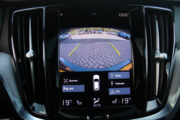 Volvo V60 2.0 B3 R-DESIGN 177PK MILD HYBRID GEARTRONIC 8 | PANORAMISCH SCHUIF/KANTELDAK | PREMIUM AUDIO BY HARMAN KARDON | 19" 5-TRIPPLE SPAAKS BLACK/DIAMAND CUT LICHTMETALEN VELGEN | BLINDSPOT INFOMATION SYSTEM (BLIS) | VERWARMDE VOORRUIT |VERWARMDE AQUABLADE RUITENWISSERBLADEN | PILOT ASSIST | APPLE CARPLAY / ANDROID AUTO | DODEHOEKDETECTIE |  ADAPTIEVE CRUISECONTROL | R-DESIGN BEKLEDING MET NAPPA LEDER I.C.M. OPEN GRID TEXTIEL | ELEKTRISCH VERSTELBARE CONTOUR STOELEN (SPORTSTOELEN) MET GEHEUGEN OP BEIDE VOORSTOELEN |VERWARMDE VOORSTOELEN EN ACHTERBANK | VERWARMD STUURWIEL | P
