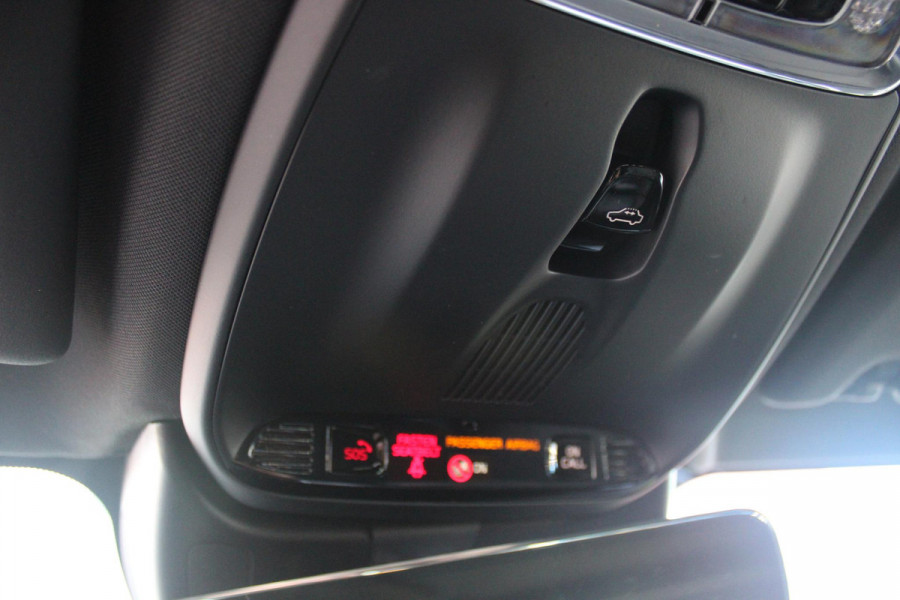 Volvo V60 2.0 B3 R-DESIGN 177PK MILD HYBRID GEARTRONIC 8 | PANORAMISCH SCHUIF/KANTELDAK | PREMIUM AUDIO BY HARMAN KARDON | 19" 5-TRIPPLE SPAAKS BLACK/DIAMAND CUT LICHTMETALEN VELGEN | BLINDSPOT INFOMATION SYSTEM (BLIS) | VERWARMDE VOORRUIT |VERWARMDE AQUABLADE RUITENWISSERBLADEN | PILOT ASSIST | APPLE CARPLAY / ANDROID AUTO | DODEHOEKDETECTIE |  ADAPTIEVE CRUISECONTROL | R-DESIGN BEKLEDING MET NAPPA LEDER I.C.M. OPEN GRID TEXTIEL | ELEKTRISCH VERSTELBARE CONTOUR STOELEN (SPORTSTOELEN) MET GEHEUGEN OP BEIDE VOORSTOELEN |VERWARMDE VOORSTOELEN EN ACHTERBANK | VERWARMD STUURWIEL | P