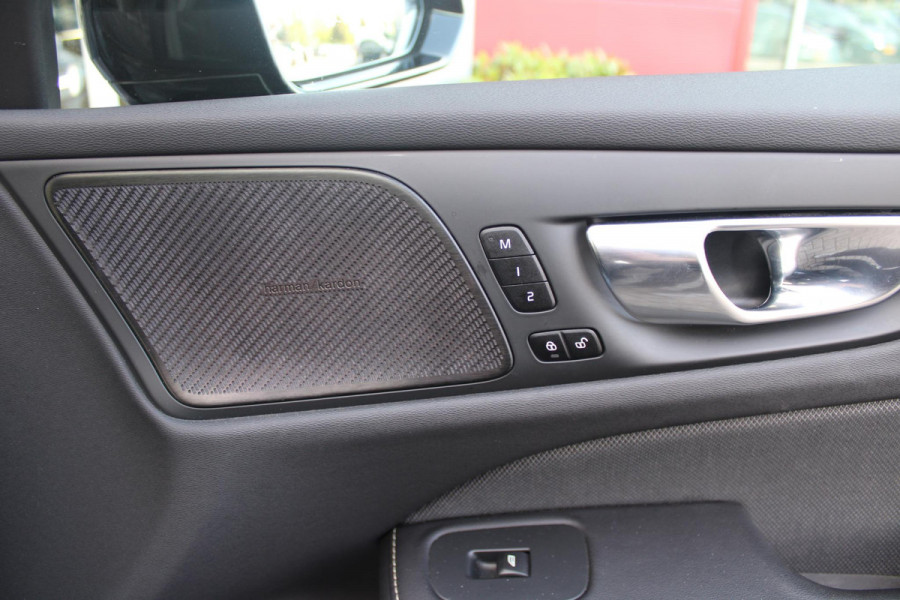 Volvo V60 2.0 B3 R-DESIGN 177PK MILD HYBRID GEARTRONIC 8 | PANORAMISCH SCHUIF/KANTELDAK | PREMIUM AUDIO BY HARMAN KARDON | 19" 5-TRIPPLE SPAAKS BLACK/DIAMAND CUT LICHTMETALEN VELGEN | BLINDSPOT INFOMATION SYSTEM (BLIS) | VERWARMDE VOORRUIT |VERWARMDE AQUABLADE RUITENWISSERBLADEN | PILOT ASSIST | APPLE CARPLAY / ANDROID AUTO | DODEHOEKDETECTIE |  ADAPTIEVE CRUISECONTROL | R-DESIGN BEKLEDING MET NAPPA LEDER I.C.M. OPEN GRID TEXTIEL | ELEKTRISCH VERSTELBARE CONTOUR STOELEN (SPORTSTOELEN) MET GEHEUGEN OP BEIDE VOORSTOELEN |VERWARMDE VOORSTOELEN EN ACHTERBANK | VERWARMD STUURWIEL | P