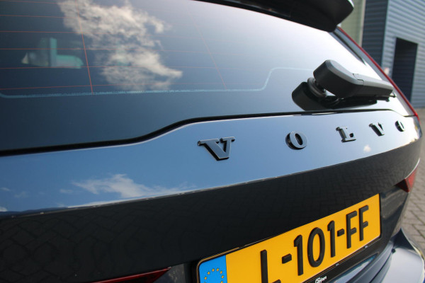 Volvo V60 2.0 B3 R-DESIGN 177PK MILD HYBRID GEARTRONIC 8 | PANORAMISCH SCHUIF/KANTELDAK | PREMIUM AUDIO BY HARMAN KARDON | 19" 5-TRIPPLE SPAAKS BLACK/DIAMAND CUT LICHTMETALEN VELGEN | BLINDSPOT INFOMATION SYSTEM (BLIS) | VERWARMDE VOORRUIT |VERWARMDE AQUABLADE RUITENWISSERBLADEN | PILOT ASSIST | APPLE CARPLAY / ANDROID AUTO | DODEHOEKDETECTIE |  ADAPTIEVE CRUISECONTROL | R-DESIGN BEKLEDING MET NAPPA LEDER I.C.M. OPEN GRID TEXTIEL | ELEKTRISCH VERSTELBARE CONTOUR STOELEN (SPORTSTOELEN) MET GEHEUGEN OP BEIDE VOORSTOELEN |VERWARMDE VOORSTOELEN EN ACHTERBANK | VERWARMD STUURWIEL | P
