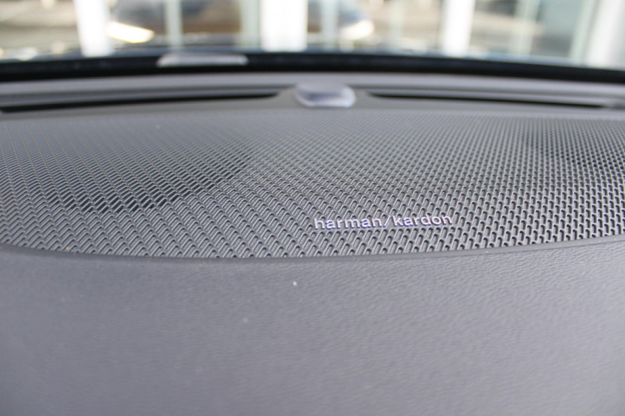 Volvo V60 2.0 B3 R-DESIGN 177PK MILD HYBRID GEARTRONIC 8 | PANORAMISCH SCHUIF/KANTELDAK | PREMIUM AUDIO BY HARMAN KARDON | 19" 5-TRIPPLE SPAAKS BLACK/DIAMAND CUT LICHTMETALEN VELGEN | BLINDSPOT INFOMATION SYSTEM (BLIS) | VERWARMDE VOORRUIT |VERWARMDE AQUABLADE RUITENWISSERBLADEN | PILOT ASSIST | APPLE CARPLAY / ANDROID AUTO | DODEHOEKDETECTIE |  ADAPTIEVE CRUISECONTROL | R-DESIGN BEKLEDING MET NAPPA LEDER I.C.M. OPEN GRID TEXTIEL | ELEKTRISCH VERSTELBARE CONTOUR STOELEN (SPORTSTOELEN) MET GEHEUGEN OP BEIDE VOORSTOELEN |VERWARMDE VOORSTOELEN EN ACHTERBANK | VERWARMD STUURWIEL | P