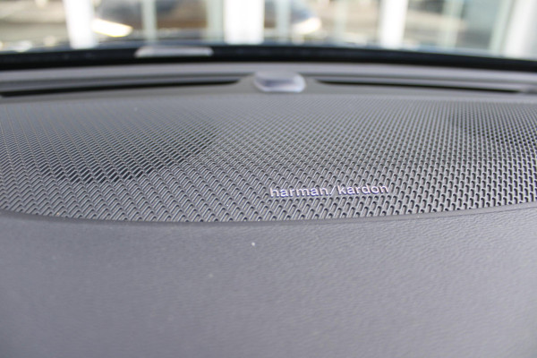 Volvo V60 2.0 B3 R-DESIGN 177PK MILD HYBRID GEARTRONIC 8 | PANORAMISCH SCHUIF/KANTELDAK | PREMIUM AUDIO BY HARMAN KARDON | 19" 5-TRIPPLE SPAAKS BLACK/DIAMAND CUT LICHTMETALEN VELGEN | BLINDSPOT INFOMATION SYSTEM (BLIS) | VERWARMDE VOORRUIT |VERWARMDE AQUABLADE RUITENWISSERBLADEN | PILOT ASSIST | APPLE CARPLAY / ANDROID AUTO | DODEHOEKDETECTIE |  ADAPTIEVE CRUISECONTROL | R-DESIGN BEKLEDING MET NAPPA LEDER I.C.M. OPEN GRID TEXTIEL | ELEKTRISCH VERSTELBARE CONTOUR STOELEN (SPORTSTOELEN) MET GEHEUGEN OP BEIDE VOORSTOELEN |VERWARMDE VOORSTOELEN EN ACHTERBANK | VERWARMD STUURWIEL | P