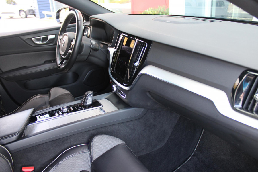 Volvo V60 2.0 B3 R-DESIGN 177PK MILD HYBRID GEARTRONIC 8 | PANORAMISCH SCHUIF/KANTELDAK | PREMIUM AUDIO BY HARMAN KARDON | 19" 5-TRIPPLE SPAAKS BLACK/DIAMAND CUT LICHTMETALEN VELGEN | BLINDSPOT INFOMATION SYSTEM (BLIS) | VERWARMDE VOORRUIT |VERWARMDE AQUABLADE RUITENWISSERBLADEN | PILOT ASSIST | APPLE CARPLAY / ANDROID AUTO | DODEHOEKDETECTIE |  ADAPTIEVE CRUISECONTROL | R-DESIGN BEKLEDING MET NAPPA LEDER I.C.M. OPEN GRID TEXTIEL | ELEKTRISCH VERSTELBARE CONTOUR STOELEN (SPORTSTOELEN) MET GEHEUGEN OP BEIDE VOORSTOELEN |VERWARMDE VOORSTOELEN EN ACHTERBANK | VERWARMD STUURWIEL | P